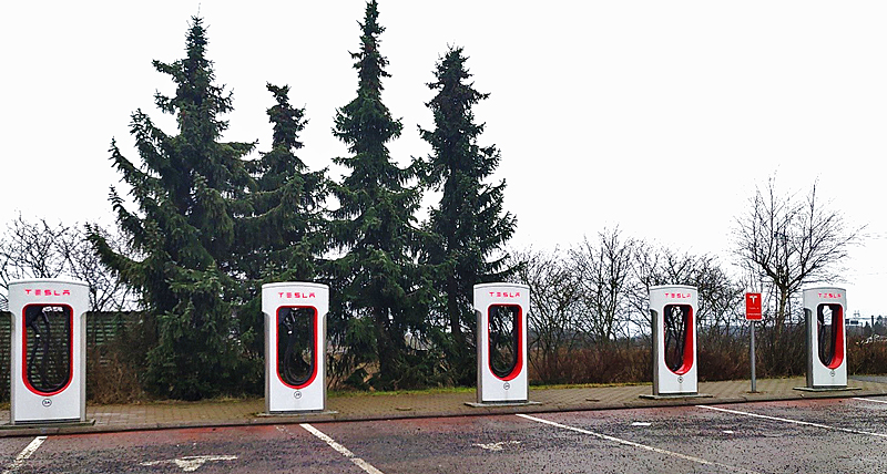 Teslojen lataamiseen soveltuvia pikalatausasemia